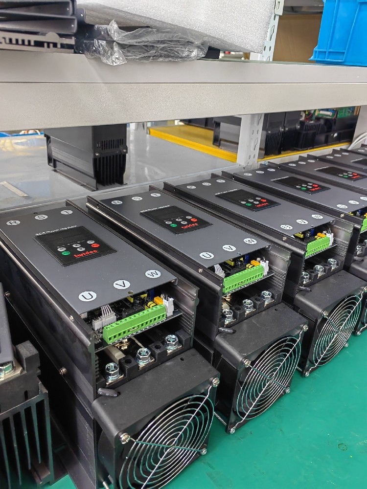 给电力调整器建设的保险丝频仍熔断，怎么判断是设备过载还是保险丝规格不合？